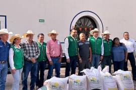 Productores de Monclova recibieron semilla de avena forrajera durante un evento en el Museo Coahuila y Texas.