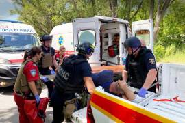 Foto entregada por los Servicios de Emergencia de Ucrania el 29 de junio del 2026 que muestra a rescatistas en el lugar de un ataque ruso en la región de Dnipropetrovsk en Ucrania.