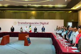 Autoridades municipales de Cuatro Ciénegas participaron en la firma del pacto nacional contra la burocracia.