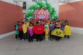 ¡Salud en Fiesta! La Feria de la Salud de la NEM celebra la vitalidad y promueve hábitos saludables.