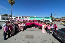 Tras la marcha el grupo formó un lazo rosa, como símbolo de lucha contra el cáncer de mama.