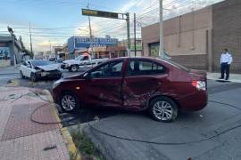 El Chevrolet Aveo y el Ford Focus quedaron severamente dañados tras el accidente en la Zona Centro.