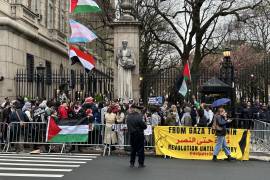 Personas participan en una protesta en apoyo a Palestina a las afueras de la Columbia University este miércoles, en Nueva York.