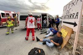 Alrededor de las 19:00 horas, equipos de la Cruz Roja se movilizaron al kilómetro cinco de la carretera a Torreón.