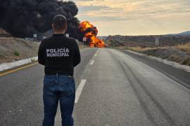 El tráiler volcado sobre su costado derecho mientras las llamas consumen la carga de Gas LP.