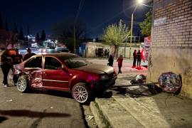 El vehículo Volkswagen Jetta quedó destrozado tras ignorar el señalamiento de alto en el cruce de Leandro Valle y Pedro Ampudia.