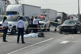 Peritos realizaron el levantamiento de indicios en el sitio del atropellamiento.