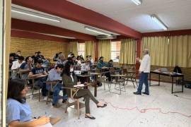 Los asistentes profundizaron en los fundamentos matemáticos aplicados al análisis de vibraciones mecánicas.