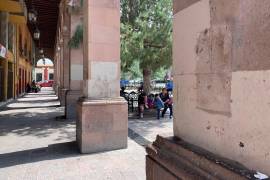 Tras su retiro, hoy las columnas de los arcos de la Plaza de Armas en el corazón de la ciudad, lucen vacías y hasta limpios.