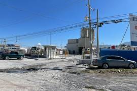 La planta de distribución de Cemex al sur de Saltillo continúa generando emisiones de polvo, según recorrido realizado en la zona.