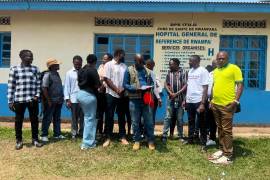 Trabajadores de un centro de tratamiento del Ébola se declaran en huelga por salarios y bonificaciones impagados, en el Hospital General de Rwampara, en Ituri, noreste de la República Democrática del Congo.