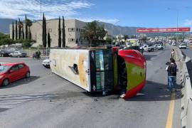 Tres carriles fueron obstruidos por el accidente, causando caos vehicular en el periférico Luis Echeverría.