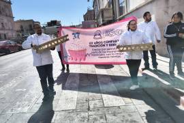 La entrega de cupcakes en puntos clave de Saltillo se convirtió en un gesto que emocionó a los ciudadanos, quienes recibieron el detalle con alegría.