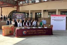 Estudiantes de la Secundaria General Número 1 de Monclova, Coahuila, recibieron útiles escolares y libros de texto durante el acto de inicio de clases de este lunes.