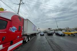 Ante la inseguridad que se vive en la carreteras del país, integrantes de Amotac Nuevo León realizan una protesta pacífica este jueves