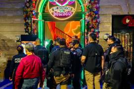 Autoridades municipales inspeccionaron ocho bares y cantinas del Centro de Saltillo para verificar el cumplimiento de las normas de seguridad y funcionamiento.