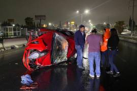 Testigos auxiliaron a los ocupantes del vehículo, quienes lograron salir por sus propios medios sin lesiones graves.