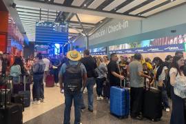 La falla informática mundial ocasionó casos y largas filas en el Aeropuerto Internacional de Monterrey este viernes