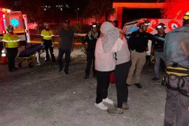 Rescatistas realizaron maniobras con cuerdas para extraer a la joven senderista de la zona accidentada.