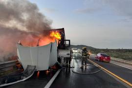 El operador logró salir de la unidad antes de que el fuego se extendiera y resultó ileso.