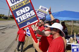 La huelga de los sindicatos de trabajadores de Ford, Stellantis y GM lleva más de tres semanas, lo que ya impacta en la cadena productiva de la región.