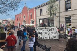 Vecinos se reúnen en el Paseo Capital para manifestarse contra las supuestas fallas en el proyecto.