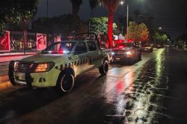 Personal de Protección Civil y Bomberos mantiene recorridos preventivos en distintos puntos de la ciudad ante el ingreso del frente frío número 30 y la presencia de lluvias ligeras.