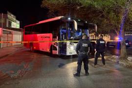 El autobús de la empresa DM Control quedó detenido sobre la calle Manuel Pérez Treviño tras el deceso del pasajero.