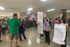 Las brigadas fueron llevadas a las salas de espera de clínicas del IMSS, donde los asistentes recibieron información sobre prevención y atención de las adicciones.