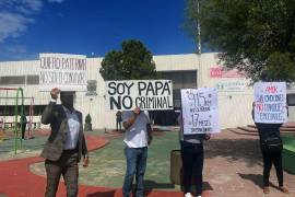 Integrantes del grupo acusaron que las medidas de restricción se aplican de manera desigual y perjudican a los padres.