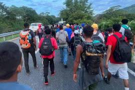 Migrantes avanzan por el norte de México en busca de cruzar la frontera, mientras las autoridades intensifican operativos para regular su paso.