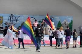 Colectivos LGBT+ protestaron contra la prohibición de los shows de drag queens y travestis en San Nicolás de los Garza, Nuevo León.