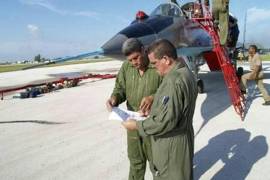 De izquierda a derecha, al teniente coronel Luis Raúl González-Pardo y a Lorenzo Alberto Pérez-Pérez, ambos pilotos de MiG de la Fuerza Aérea Cubana.