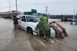 Personal del Ejercito Mexicano salió en auxilio a la población civil ante las intensas lluvias en la región Norte de Coahuila.