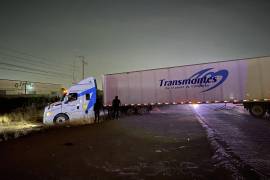 El tráiler quedó atrapado en un barranco, bloqueando ambos carriles de la carretera antigua a Monclova.