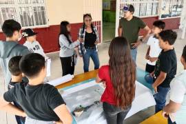 Estudiantes dialogan y comparten cómo viven su entorno, en un ejercicio que incorpora sus voces en el análisis del espacio que habitan.