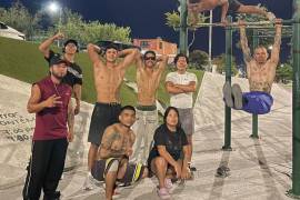 Jóvenes convocan a practicar calistenia al aire libre en la Línea Verde de Saltillo.