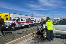 Autoridades de Tránsito y paramédicos de Protección Civil atendieron el accidente ocurrido la tarde de este lunes en una transitada vialidad.