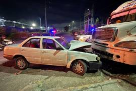 El automóvil Nissan Tsuru quedó con daños considerables tras el choque.
