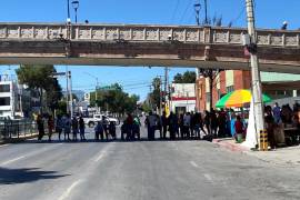 Pacientes y familiares protestaron cerrando la circulación del bulevar V. Carranza, exigiendo atención médica adecuada.
