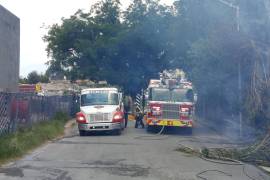 Elementos de Bomberos de Saltillo acudieron al sitio tras el reporte del incendio y lograron controlar el fuego.