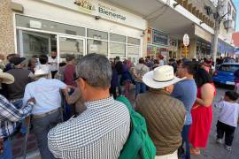 Bajo los rayos del sol, decenas de personas de la tercera edad esperaron para cobrar la pensión en el Banco Bienestar, ubicado en la calle Manuel Acuña.