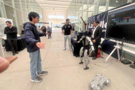 Los robots Orión y Artemis participan en la Convención Nacional de Canacintra que se desarrolla en la ciudad.