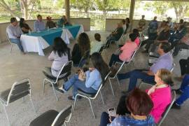 Habitantes y colectivos de Arteaga manifiestan su rechazo a la creación de una paramunicipal para operar el Simas, durante una reunión pública en el municipio.