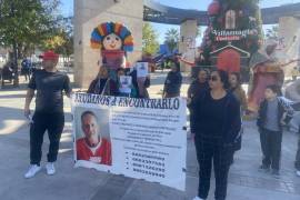 Los familiares de Miguel Salas Gonzales exigen la intensificación de los esfuerzos de búsqueda frente a la plaza principal de Monclova.