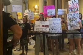 Manifestantes por el derecho al aborto en la Casa Estatal de Indiana el viernes 5 de agosto de 2022, mientras los legisladores votan a favor de una prohibición casi total del aborto, en Indianápolis.