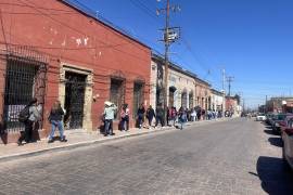 Desde temprano, cientos de mujeres acudieron con la esperanza de obtener un puesto en la planta.