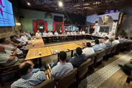 Carlos Villarreal Pérez, alcalde electo de Monclova, durante la reunión con empresarios locales para fomentar la inversión en la región.