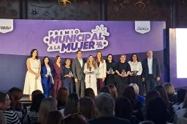 Las seis galardonadas con el Premio Municipal de la Mujer 2026 posan junto al alcalde de Saltillo, Javier Díaz González, y autoridades municipales durante la ceremonia realizada en el Museo del Desierto.