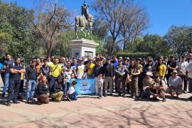 Integrantes de Logia Saltillo se reunieron en el monumento a Ignacio Zaragoza para realizar rifas y actividades comunitarias durante el evento.